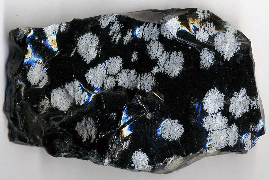 Снежно-чёрный обсидиан Снежно-чёрный обсидиан - Магический кристалл